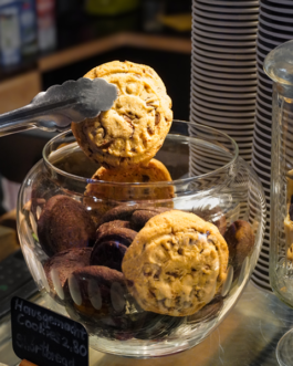 Glasschale mit köstlichen Kuckies 