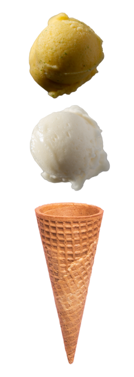 Zwei Eiskugeln schweben über einer Eiswaffel, als wollten Sie förmlich hineinfliegen