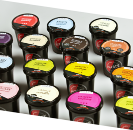 Die beliebten Bizzi-Eisbecher in vielen leckeren Sorten zum Mitnehmen 