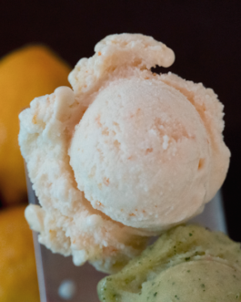 Eiskugel von erfrischendem Fruchtsorbet 