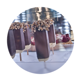 Eis am Stil mit Schokoladenüberzug und knuspriger Krokantspitze 