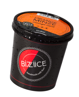 Die beliebten Bizzieis-Becher zum Mitnehmen. Hier mit Orange Minze Sorbet 