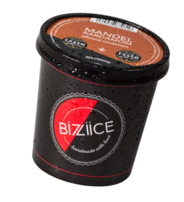Die beliebten Bizzieis-Becher zum Mitnehmen. Hier mit Mandel Kardamom Eis 
