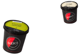 Die beliebten Bizzieis-Becher zum Mitnehmen. Hier mit Vanille und Pistazie. 