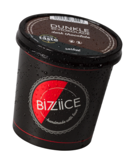 Die beliebten Bizzieis-Becher zum Mitnehmen. Hier mit Dunkle Schokolade Sorbet